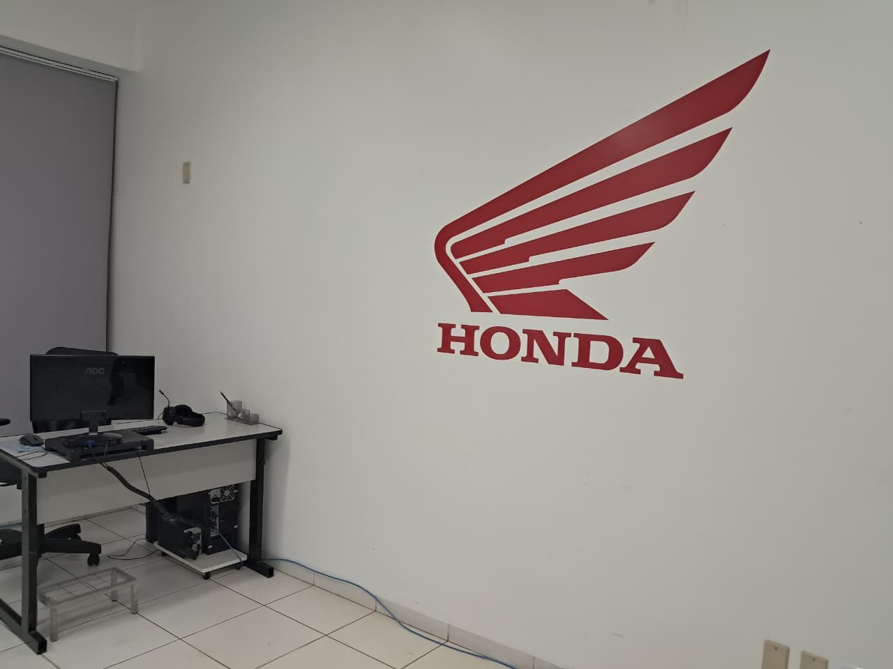 Adesivo de parede com logo aplicado em concessionária